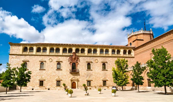 Palácio Arquiepiscopal de Alcala de Henares na Espanha — Fotografia de Stock