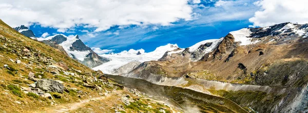 Parnorama dos Alpes Suíços perto de Zermatt — Fotografia de Stock