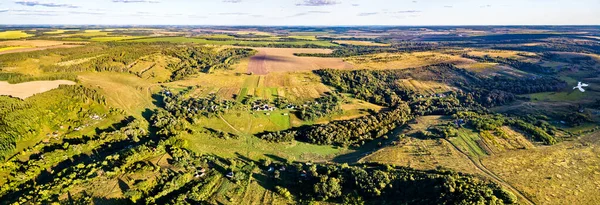 Tipico paesaggio aereo della Chernozemie russa. Bolshoe Gorodkovo villaggio, regione di Kursk — Foto Stock