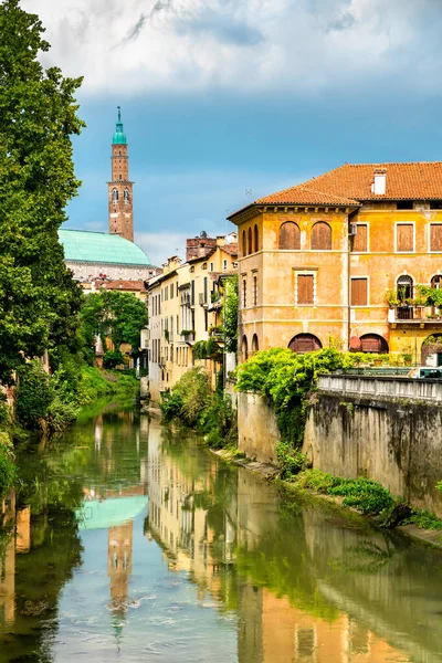 Torre Bissara con il fiume Retrone a Vicenza — Foto Stock