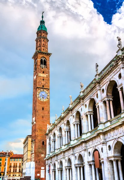Basílica Palladiana e Torre Bissara em Vicenza, Itália — Fotografia de Stock