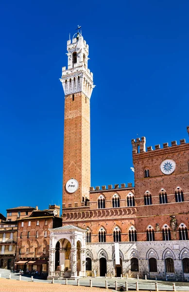 Torre del Mangia no Palazzo Pubblico em Siena, Itália — Fotografia de Stock