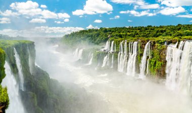 Arjantin 'de tropikal bir yağmur ormanında İguazu Şelalesi