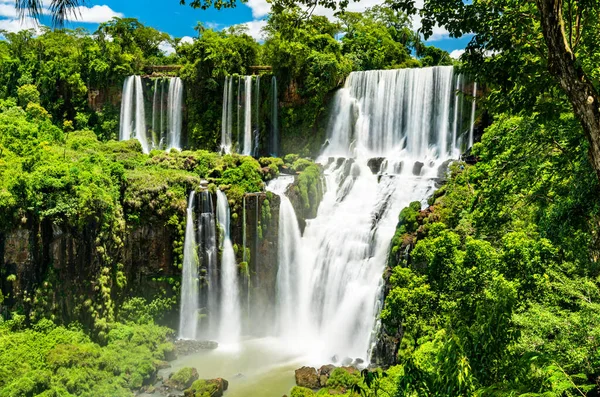 Utsikt från djungeln till Iguazu Falls i Argentina — Stockfoto