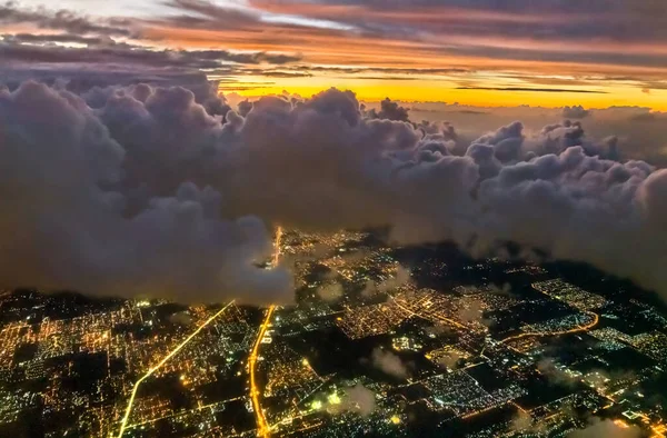 Zonsondergang met stormachtige wolken boven Buenos Aires, Argentinië — Stockfoto