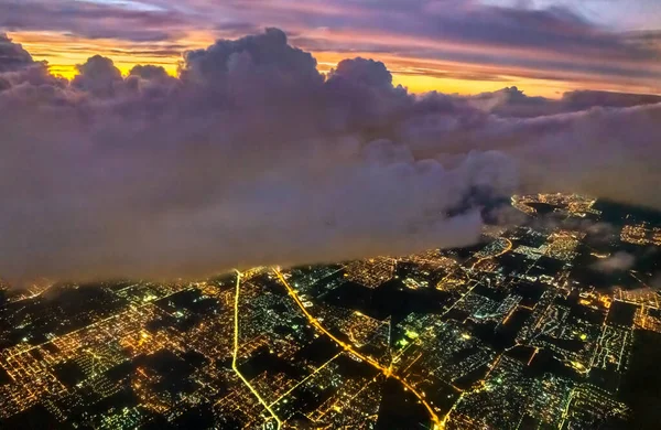 ブエノスアイレス、アルゼンチンの上の嵐の雲と日没 — ストック写真