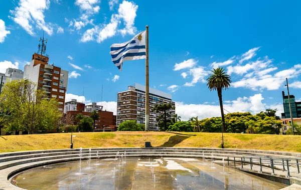 Uruguayská národní vlajka v okrese Tres Cruces v Montevideu, Uruguay — Stock fotografie