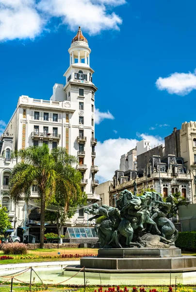 Montevideo, Uruguay 'daki Plaza Fabini' deki El Entrevero çeşmesi. — Stok fotoğraf