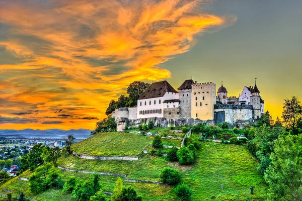 Hrad Lenzburg ve Švýcarsku při západu slunce — Stock fotografie