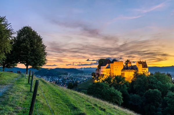 Castillo de Lenzburg en Suiza al atardecer —  Fotos de Stock