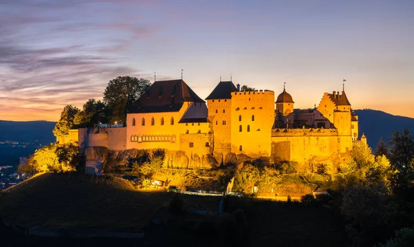Castelo de Lenzburg na Suíça ao pôr-do-sol — Fotografia de Stock