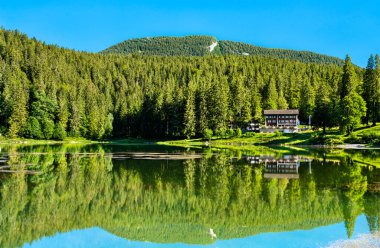 İsviçre Alplerinde Obersee Gölü manzarası