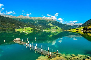 Reschensee 'deki rıhtım, İtalyan Alplerinde yapay bir göl.