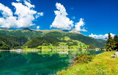 Reschensee, İtalyan Alplerinde yapay bir göl.
