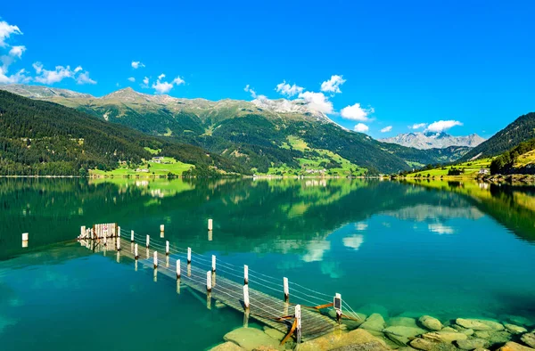 Reschensee 'deki rıhtım, İtalyan Alplerinde yapay bir göl.