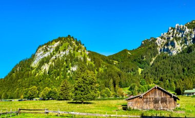 Almanya 'daki Neuschwanstein Kalesi yakınlarındaki Bavyera Alplerinde bir ev.