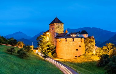 Geceleri Lihtenştayn 'daki Vaduz Kalesi