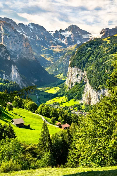 Vista del valle de Lauterbrunnen en los Alpes suizos —  Fotos de Stock