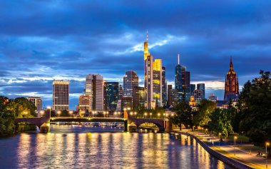 Frankfurt 'un Skyline' ı Almanya 'da geceleyin