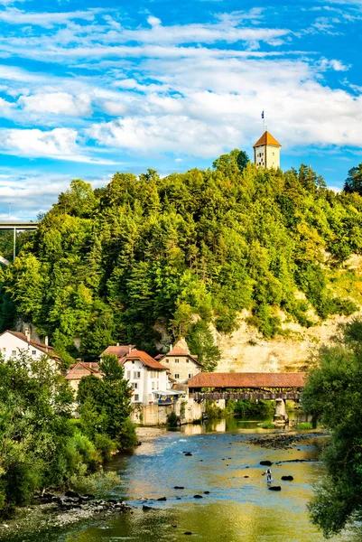 The Sarine River with covered bridge in Fribourg, Switzerland — Stock Fotó