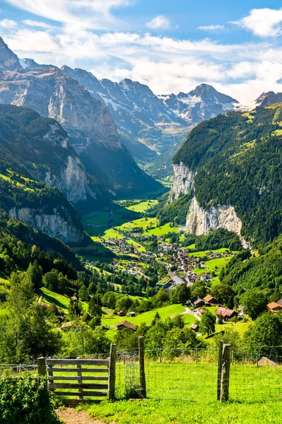 Uitzicht op het Lauterbrunnen-dal in de Zwitserse Alpen — Stockfoto