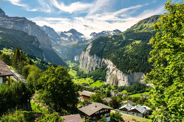 Vista del valle de Lauterbrunnen en los Alpes suizos — Foto de Stock