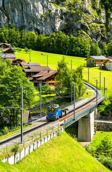 Tren en el ferrocarril de Wengernalp en Lauterbrunnen, Suiza — Foto de Stock