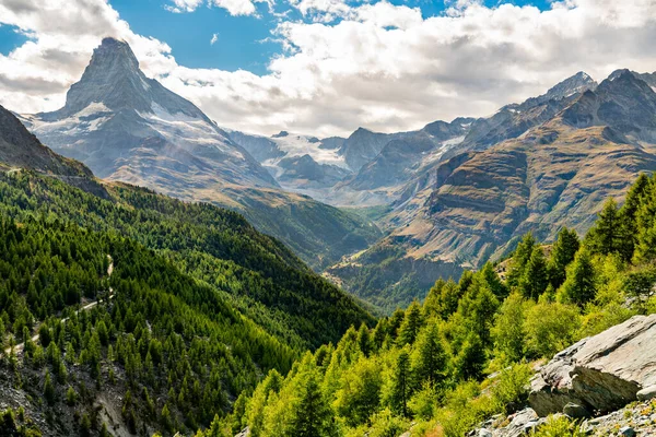 Alpes suizos con el Cervino cerca de Zermatt — Foto de Stock