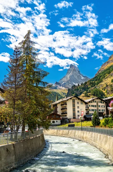 The Matterhorn and the Gornera River at Zermatt in Switzerland — Fotografia de Stock