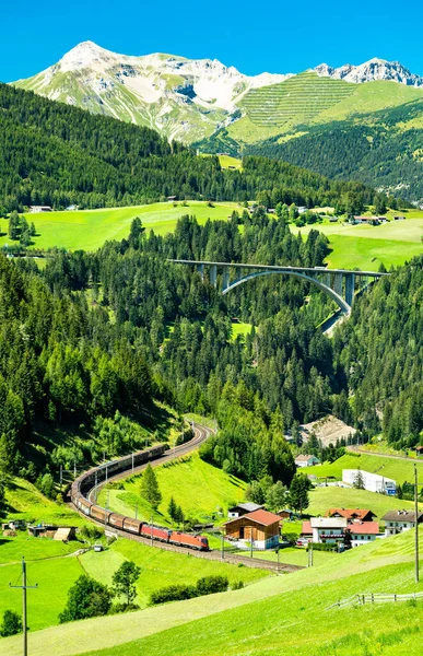 Güterzug auf der Brennerbahn in Österreich — Stockfoto