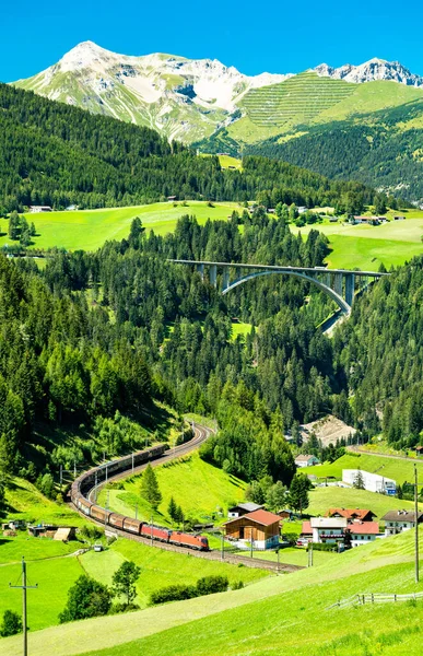 Tren de mercancías en el Ferrocarril del Brennero en Austria — Foto de Stock