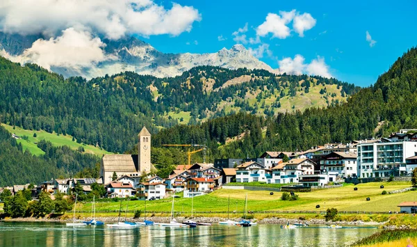 Igreja em Reschen am See ou Resia, uma aldeia no Lago Reschen no sul do Tirol, Itália — Fotografia de Stock