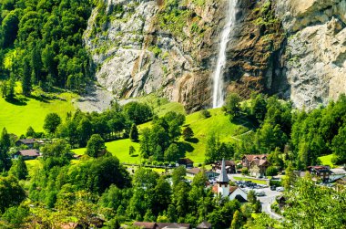 İsviçre, Lauterbrunnen 'deki Staubbach Şelalesi.