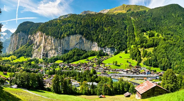 Panorama de Lauterbrunnen com as Cataratas de Staubbach, Suíça — Fotografia de Stock