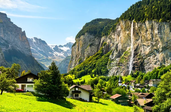 As Cataratas de Staubbach em Lauterbrunnen, Suíça — Fotografia de Stock