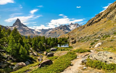 İsviçre 'deki Zermatt yakınlarındaki panoramik bir patikadan Matterhorn Dağı.