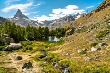 İsviçre 'deki Zermatt yakınlarındaki panoramik bir patikadan Matterhorn Dağı.