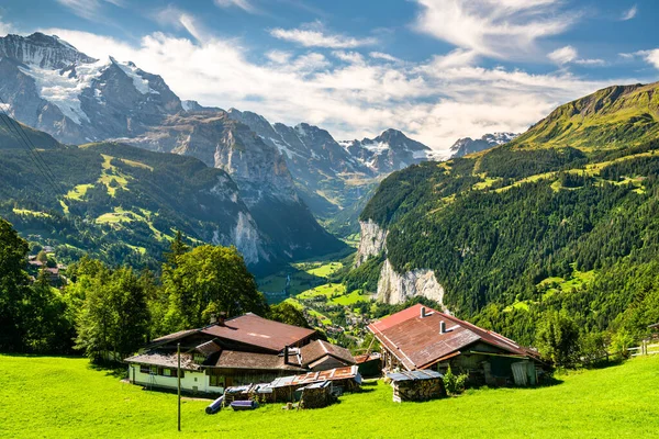 Utsikt över Lauterbrunnens dal i schweiziska Alperna — Stockfoto