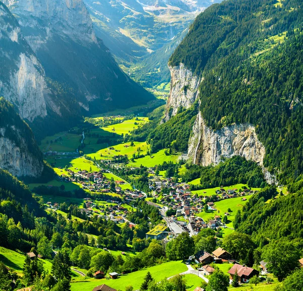 Vista de Lauterbrunnen en los Alpes Suizos —  Fotos de Stock