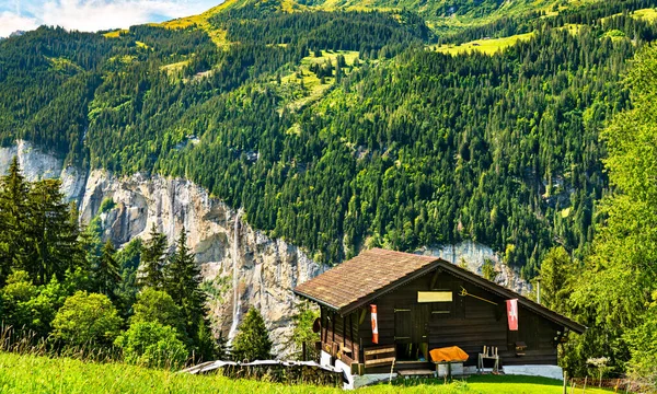 Traditional wooden house in Wengen, Switzerland — Stock Photo, Image