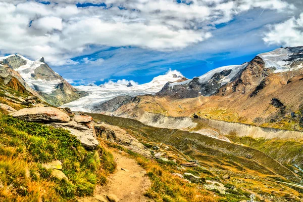 Blick auf die Schweizer Alpen bei Zermatt — Stockfoto