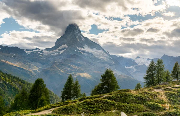 La montaña Matterhorn desde un sendero panorámico cerca de Zermatt en Suiza — Foto de Stock