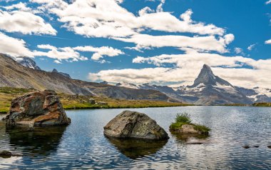 Stellisee Gölü, İsviçre 'de yansıması olan matterhorn.