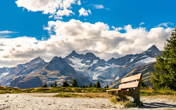 Banco en un sendero panorámico cerca de Zermatt, Suiza — Foto de Stock