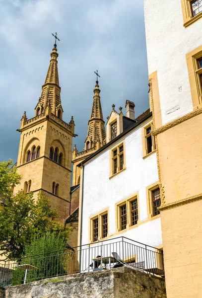 Stiftskirche in Neuchatel, Schweiz — Stockfoto