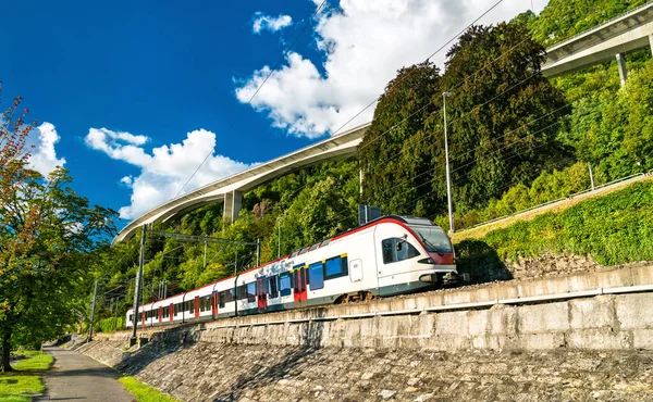 Treno sul Lago di Ginevra in Svizzera — Foto Stock