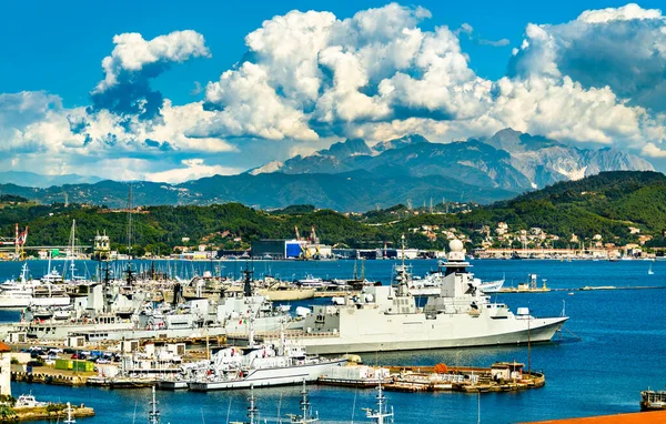 Námořní lodě v La Spezia v Itálii — Stock fotografie