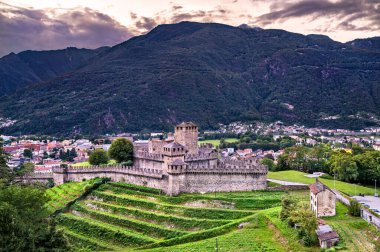 İsviçre Bellinzona 'daki Castelgrande kalesi.