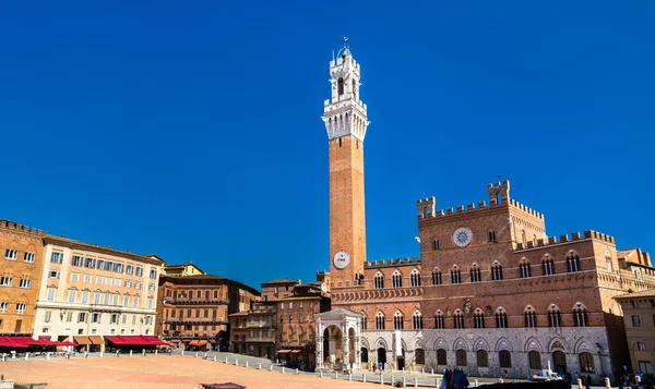 Palazzo Pubblico y Torre del Mangia en Siena, Italia — Foto de Stock