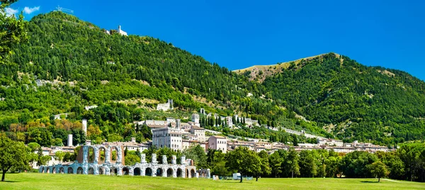 Umbria, İtalya 'da Roma tiyatrosu ve kuleleri olan Gubbio — Stok fotoğraf